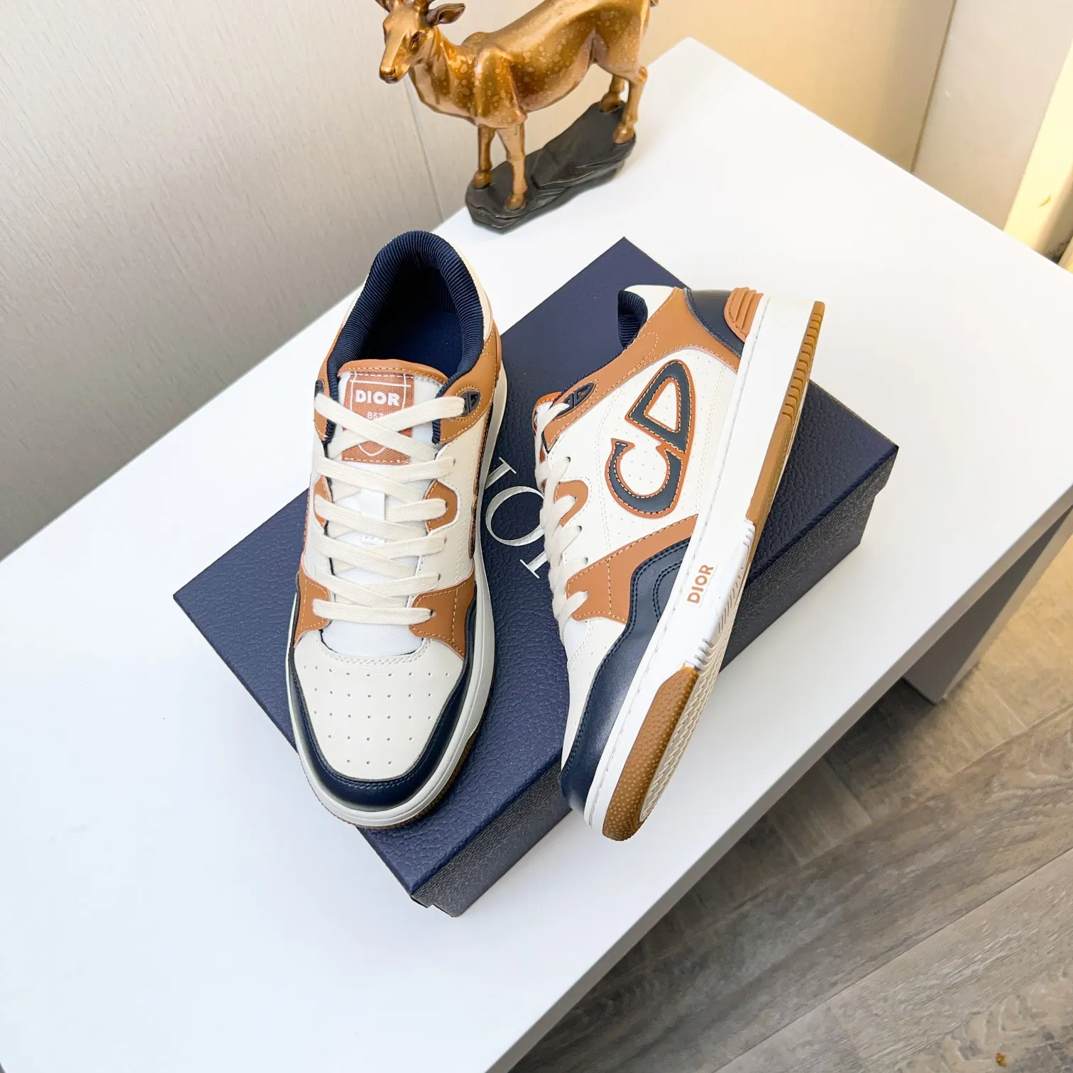 Men's Men's Shoes 💰420 [New Style] 🦩🦩Dior - Low-top sneakers 2025 spring men's collection new arrivals [Celebrate][Celebrate][Celebrate], reinterpret the basketball shoe design and become a classic Dior item [strong][strong][strong], carefully crafted in black and cream white smooth cowhide, paired with beige suede, showing leather on the side The CD logo, tongue, sole and back side are decorated with various distinctive details to enhance the style[666][666], while eyelet details, topstitching and rubber panels highlight the dynamic charm of its athletic style[strong][strong][strong]. It has a two-color rubber sole, which can be matched with various clothing to create a refined look. Size: 38 to 44 (45 can be customized